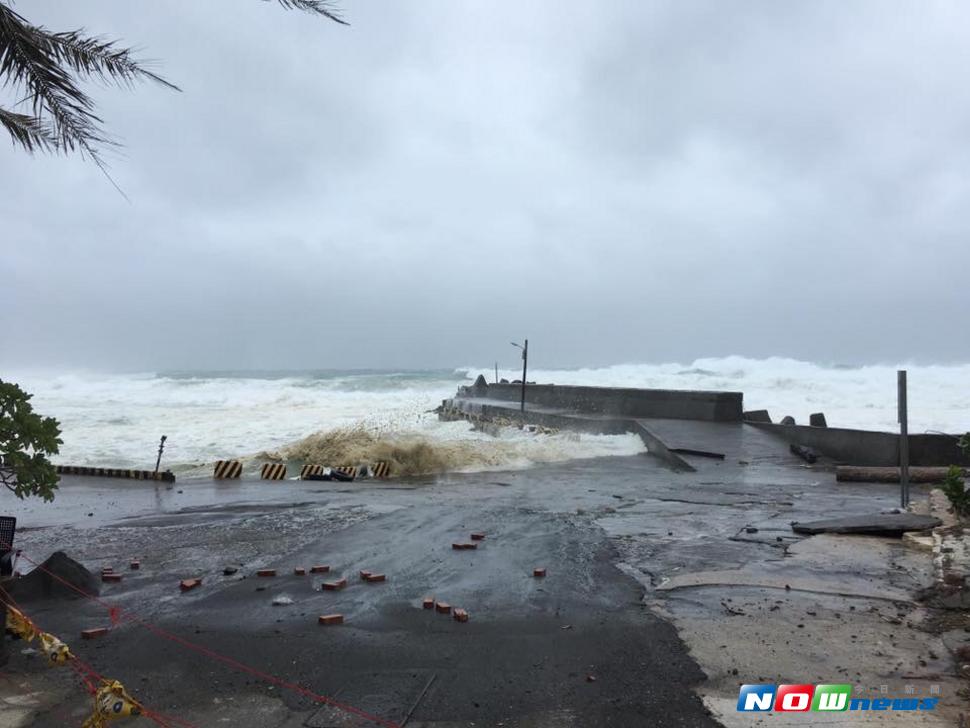 不起眼的海棠已在恆春半島掀起狂風暴雨,6米巨浪襲擊墾丁香蕉灣浪擊上道路。（圖／記者郭孟聰攝 , 2017.07.30）