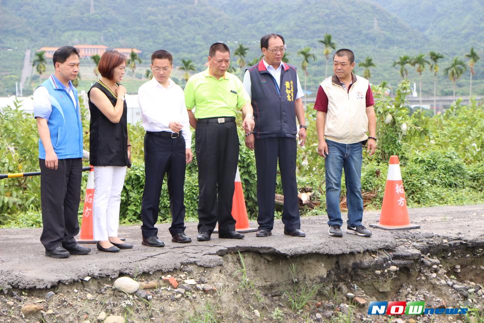 6月3日因豪雨引起災害的道路與排水溝渠，彰化縣長魏明谷不敢掉以輕心，專程視察視察社頭許厝寮排水。（圖／記者陳雅芳攝，2017.7.30）