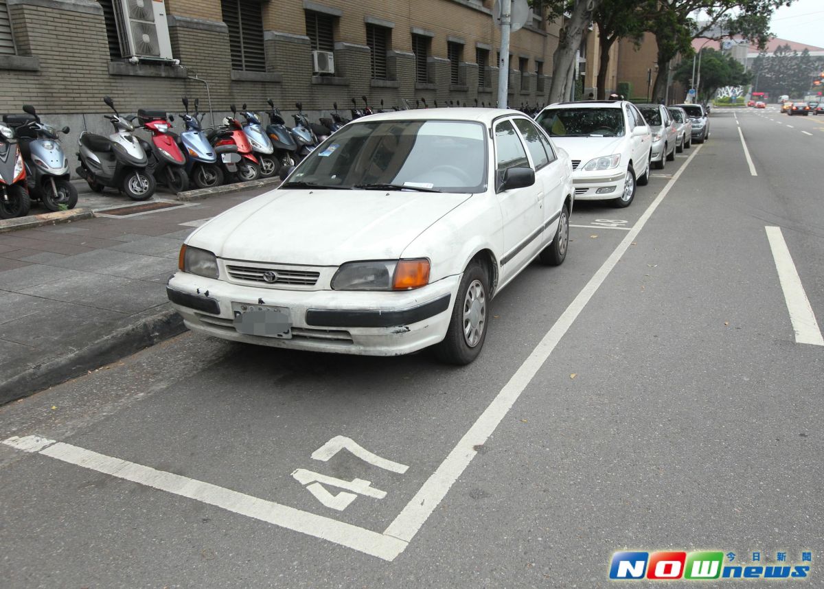 ▲尼莎颱風已遠離，北市交通局呼籲停放在紅黃線的車輛須於31日7時前駛離。（圖／NOWnews資料照）