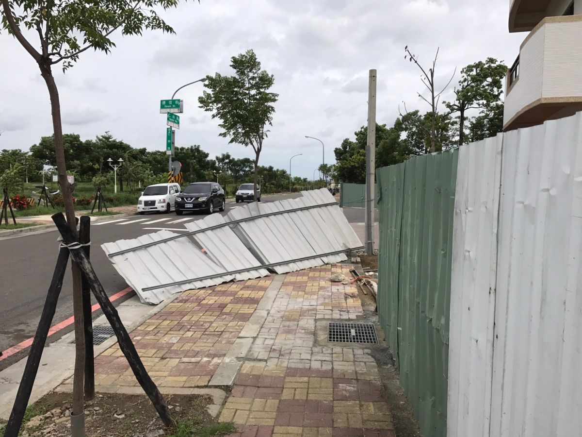 東區德東街與仁和路口有一大片圍籬鐵皮橫曳於道路中。（圖／德高所提供，2017.07.30）