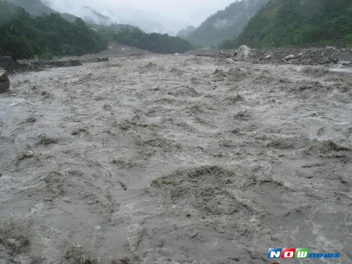 颱風帶來豪雨，常導致大甲溪自來水原水濁度飆高，而影響豐原淨水廠的淨水作業。(記者黃玿琮攝)