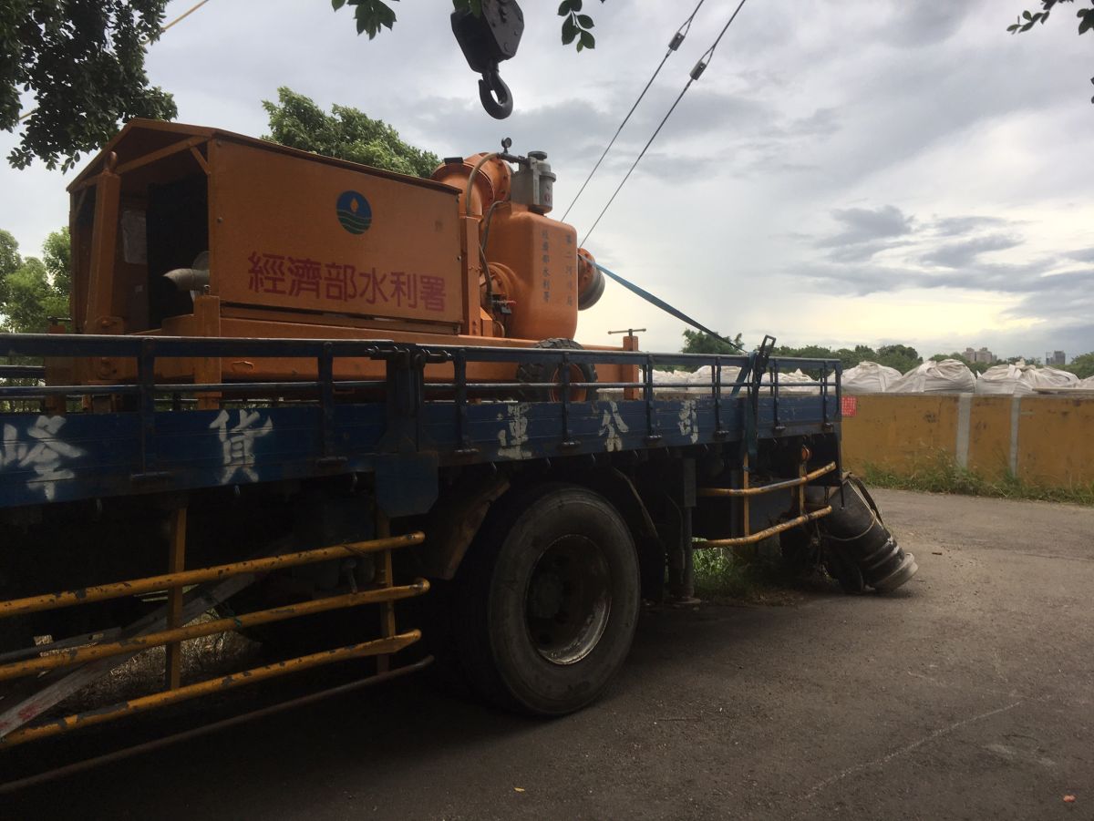 ▲防範海棠颱風造成二次淹水，水利署增援大型移動式抽水機趕往南部。（圖／水利署提供）