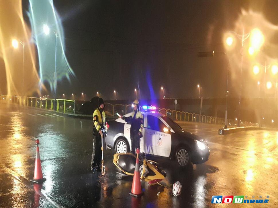 十九甲派出所員警颱風中處理車禍（圖／林重鎣翻攝 , 2017.7.30）
