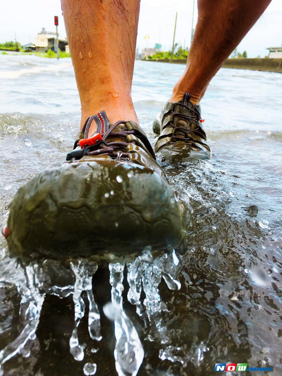 屏東縣林邊、佳冬鄉29日大淹水，造成不少地方受災，30日上午多處低窪處積水還沒全退完；而水災也造成民眾財產損害，盼政府能有補償政策。（圖／記者宋德威攝 , 2017.07.30）