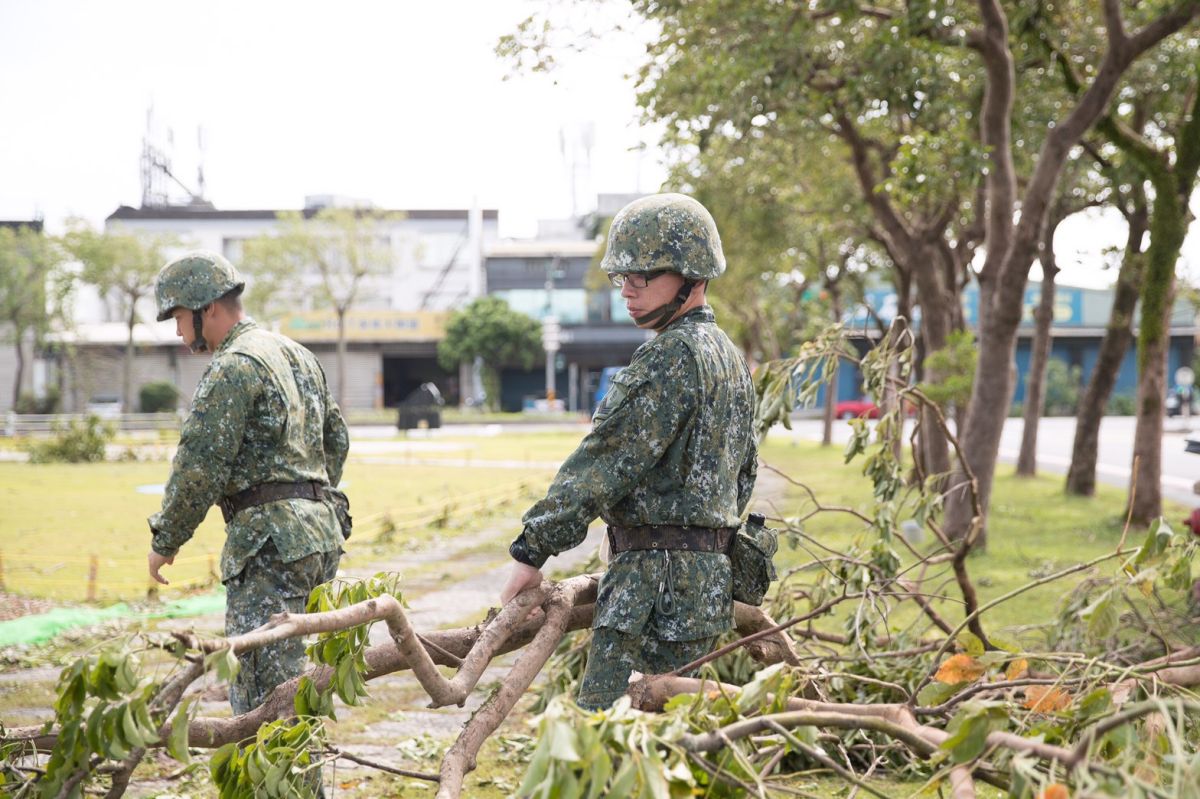 尼莎颱風遠離，國軍協助宜蘭民眾清理家園，讓民眾恢復正常生活及環境。（圖／陸軍司令部提供 , 2017.7.30）