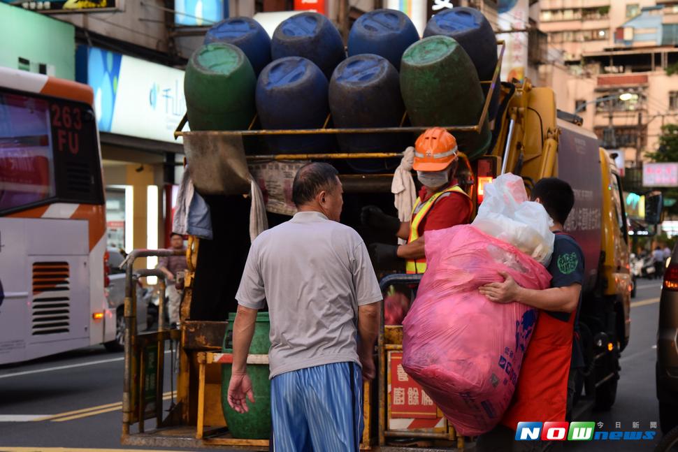 台北市環保局今（30）按平時時間收垃圾。（圖／NOWnews資料照）