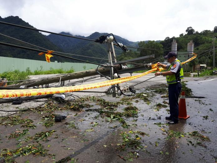 和平區東崎路一枝電線桿倒下路中，員警據報立即設置警示燈封鎖道路並協助排除。〈圖／和平警分局提供2017.7.30〉