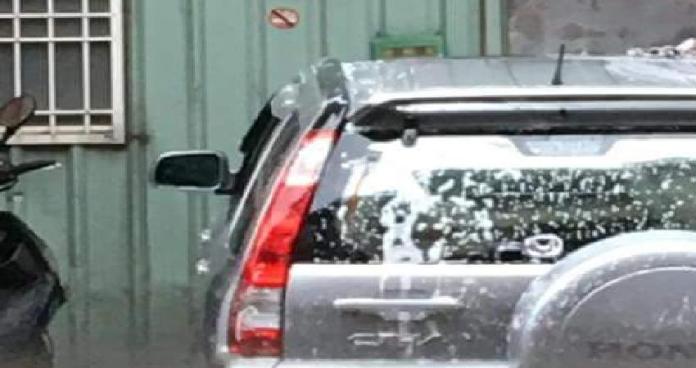 ▲老伯利用颱風天洗車。（圖／翻攝自爆料公社）