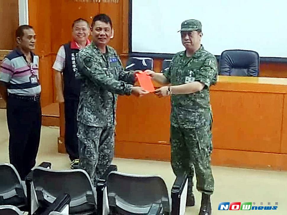 中華民國陸軍第八軍團指揮官陳曉明中將於30日上午10時15分許，前往高雄市桃源區公所慰問國軍預置人力，並致贈慰問金2000元。（圖／記者潘文真攝 , 2017.07.30）