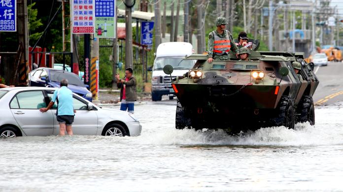 雙颱夾擊！屏東佳冬淹大水　陸軍裝甲車涉水發送泡麵
