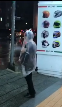 ▲超狂抗颱！自製雨衣慘遭虧像保險套。（圖／翻攝自爆廢公社）