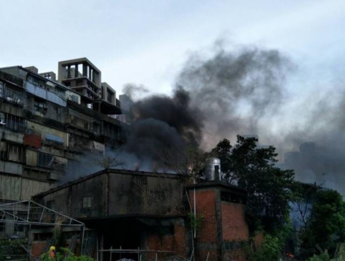 新北市瑞芳區一棟廢棄建築物30日清晨傳出火警。（圖／社會中心翻攝）