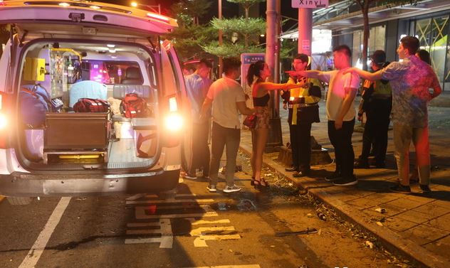 台北市信義區夜店凌晨傳出砍人事件，造成傷者手部有多處刀傷，目前警方正循線追緝肇事者，做進一步調查。（圖／社會中心翻攝）