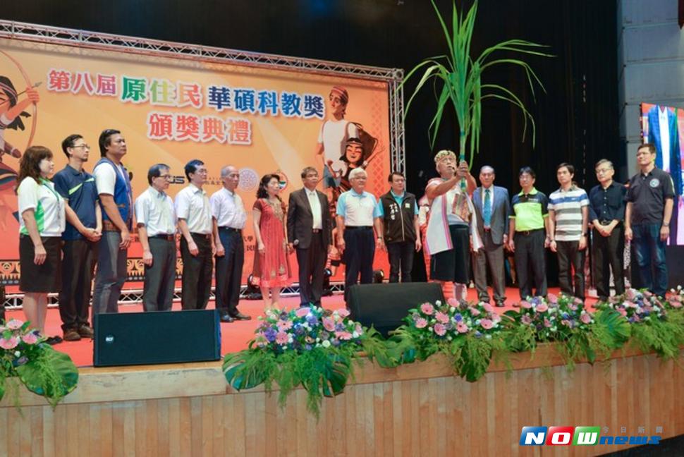 布農族族耆老司金武引領李縣長與嘉賓們一同祈福。（圖／記者洪佳伶翻攝 , 2017.07.29）