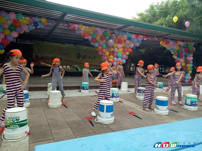 幼兒園孩童生動的表演帶動童玩節活動氣氛。（圖／記者鄧至傑攝 , 2017.07 29）