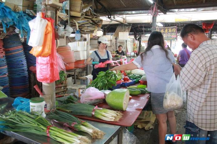 尼莎颱風來勢洶洶　傳統菜市場擠滿買菜人潮
