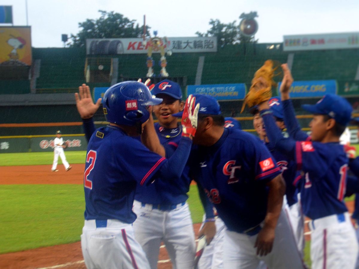 楊盛為擊出全壘打後與隊友擊掌歡呼。（圖／棒協提供）