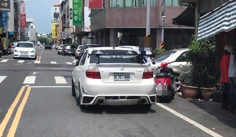▲部分用路人貪圖一時方便，會在路邊臨停，造成道路堵塞。（示意圖／翻攝爆料公社）