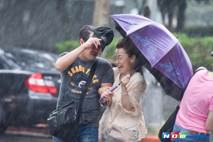 今日話題鏡／尼莎颱風來襲　民眾不畏風雨逛街
