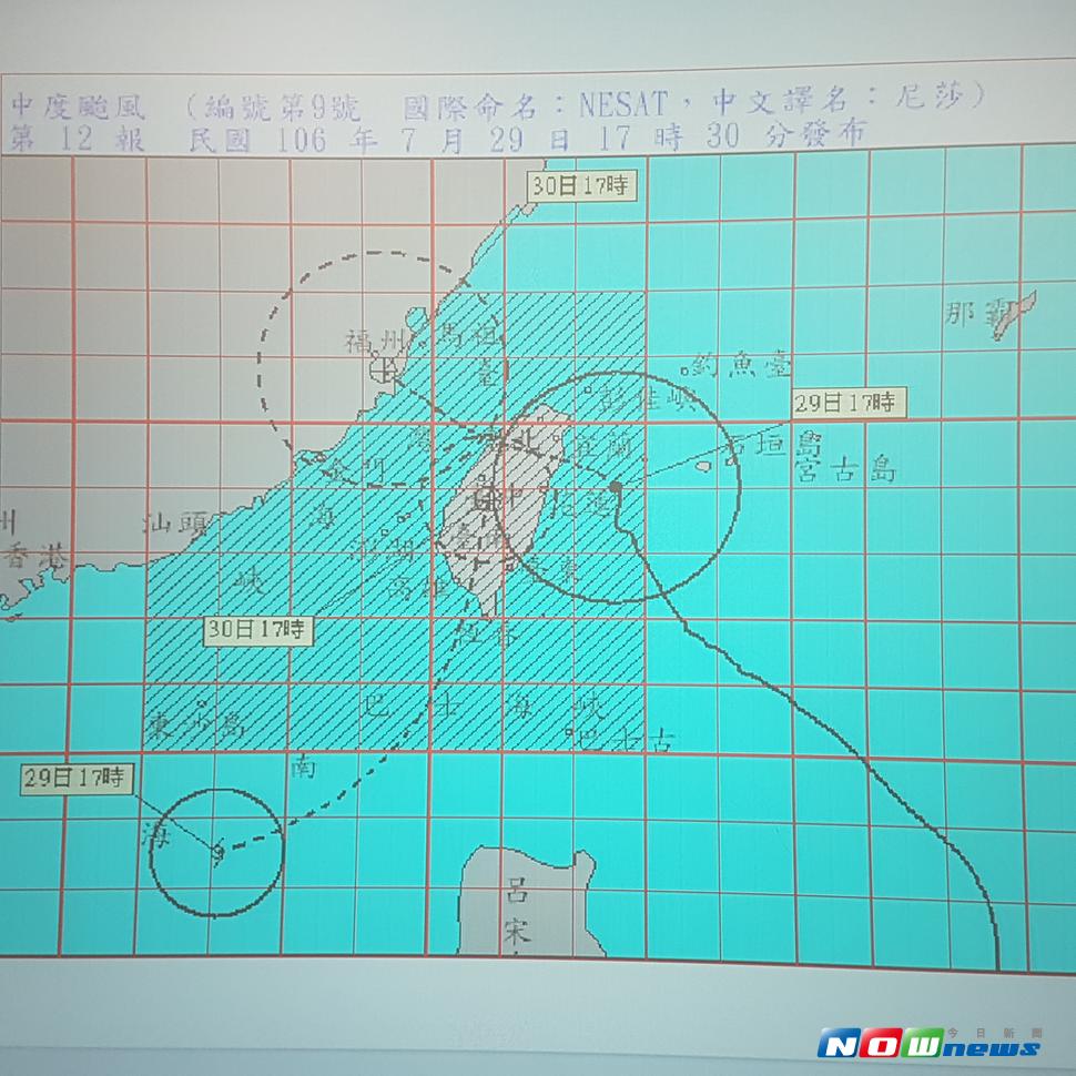 ▲中颱尼莎受到輕颱海棠影響路徑北偏，登陸時間也會延後至今天深夜，而海棠颱風最快明天中午從南部登陸。（圖／翻攝中央氣象局）