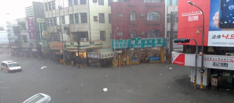 中央氣象局預估，尼莎颱風中心最快晚間8時登陸，目 前暴風圈已經籠罩半個台灣，屏東出現明顯強降雨，佳 冬、南和、力里、林邊、新埤時雨量都超過100毫米， 多處傳出淹水。圖為林邊鄉淹水情形。 （警方提供） 中央社記者郭芷瑄傳真　106年7月29日