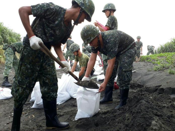 因應尼莎颱風威脅將至，陸軍第三作戰區宜蘭災防區依據地方政府提需，針對低窪易淹水地區，29日派遣兵力協助三星、五結、壯圍、南澳進行沙包裝填及堆置作業。（圖／陸軍司令部提供 , 2017.7.29）