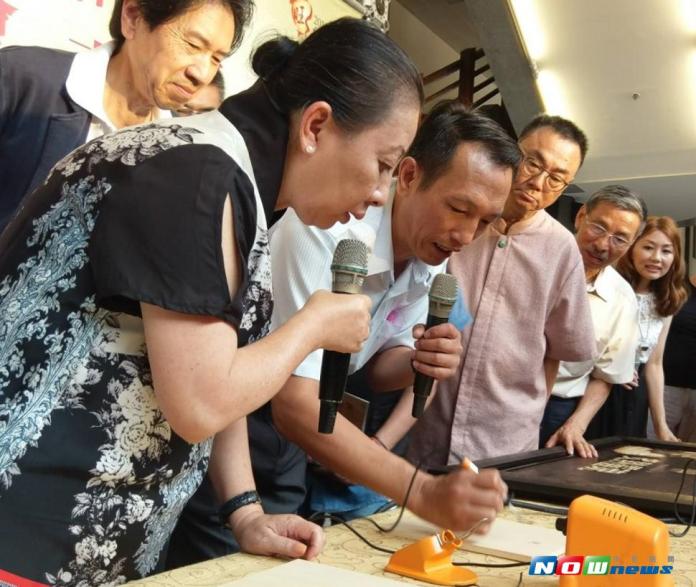 旅居比利時藝術家黃耀堂（左一）、新港交趾陶國寶藝師林洸沂（右二）、創新書法藝術家蕭世瓊（右三）及烙畫藝術家翁瑞崇（左三）等四位名家聯展開幕，縣長張花冠現學烙畫技巧，以烙燒獻上祝福。	（圖／邱嘉琪攝 , 2017.07.29）