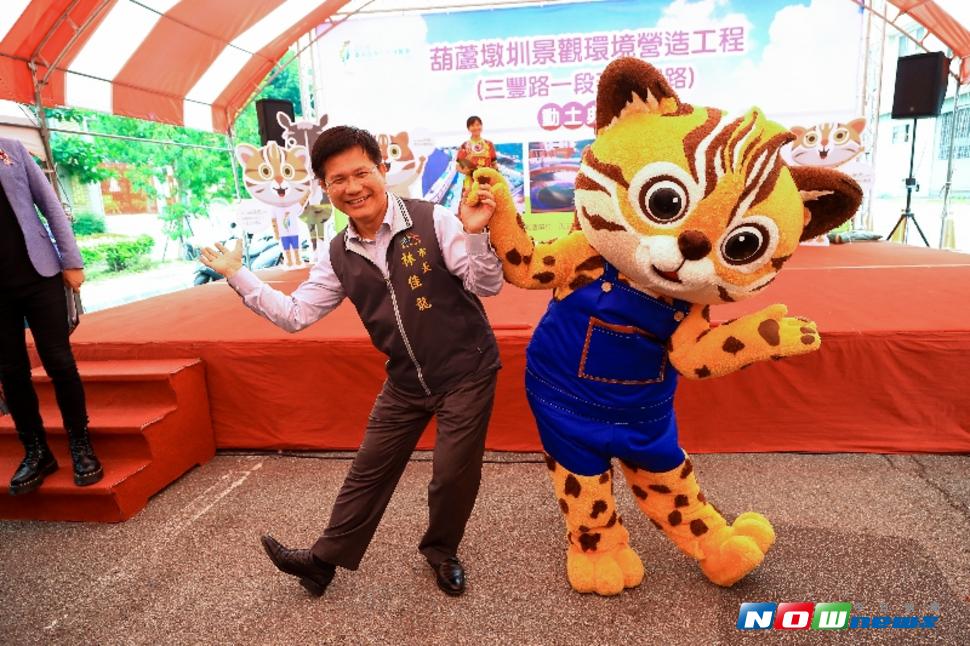 葫蘆墩圳掀蓋工程動土典禮，市長林佳龍與花博吉祥物「來虎」攜手進場，吸引大批來虎的粉絲爭相拍照（圖／柳榮俊攝 , 2017.7.29）