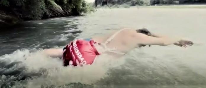 ▲德國男子每天游泳2公里去上班。（圖／翻攝自影片）