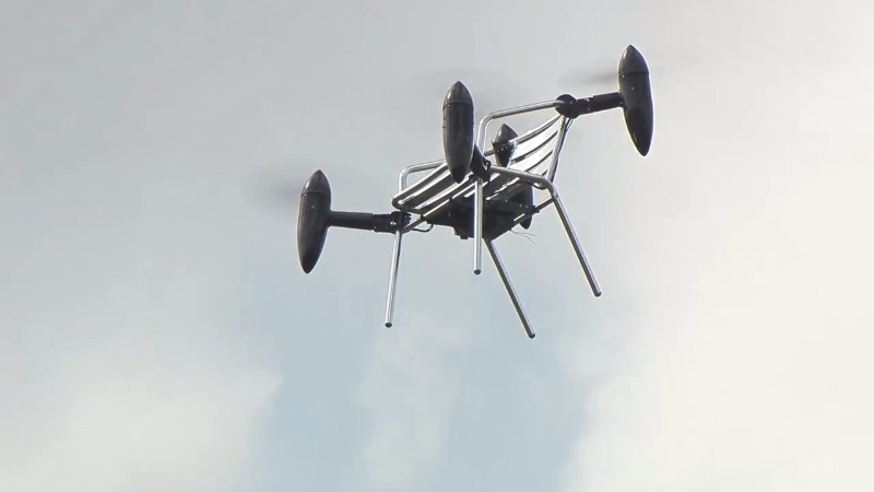 ▲裝上ANYDRONE，可輕鬆運輸重物。（圖／翻攝自 YouTube）