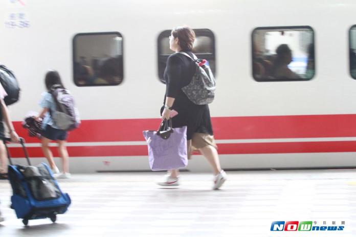 旅客為了擠上列車，幾乎都用衝刺的趕上列車（圖／記者鄭志宏攝,2017.07.29）