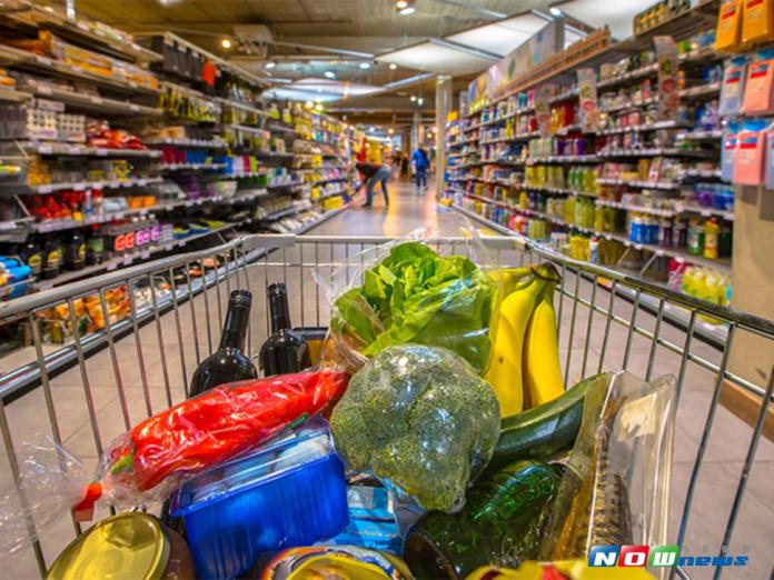 ▲尼莎颱風來襲，民眾到量販店、超市補貨，可善用信用卡優惠。（圖／NOWnews資料照）