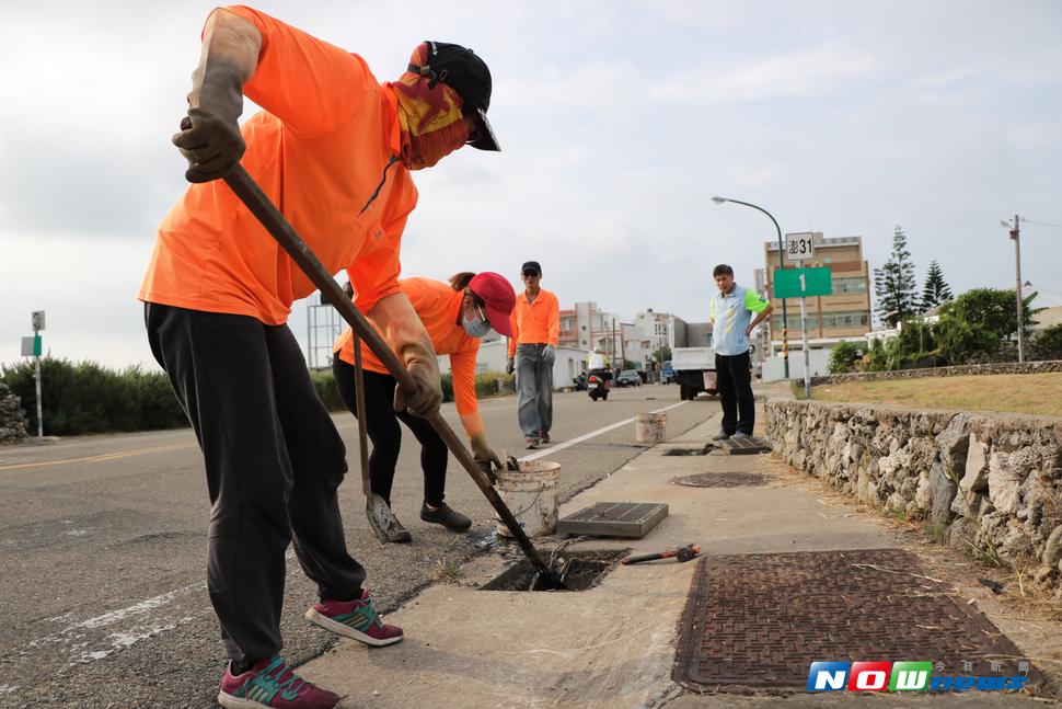 市長葉竹林率隊修樹清溝。（圖／記者鄧至傑攝 , 2017.07 28）