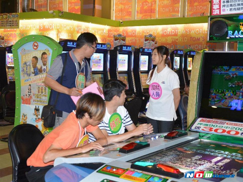 圖說：衛生局與業者合作上演一齣拒菸短劇。（圖／記者郭政隆攝影2017.7.28）