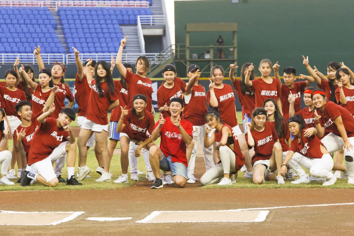 ▲吳慷仁開球秀舞技。（圖／黑松沙士提供，2017.07.28）