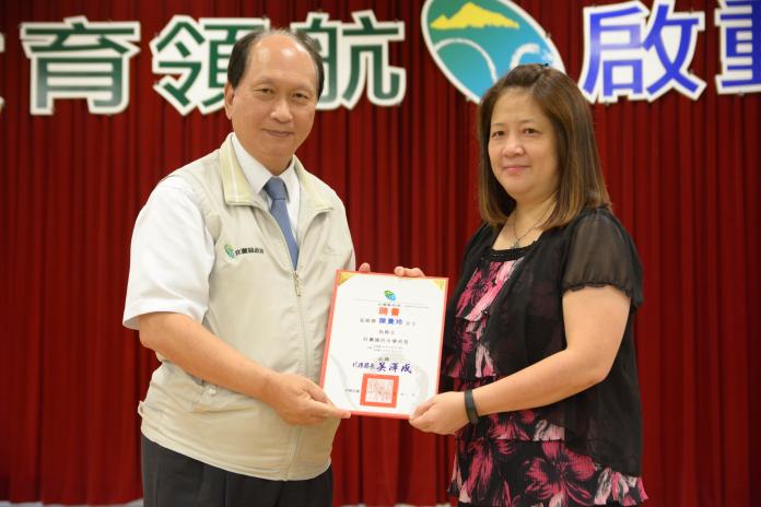 宜蘭縣代理縣長吳澤成頒發聘書給陳貴玲校長（圖／記者李清貴翻攝 , 2017.07.28）