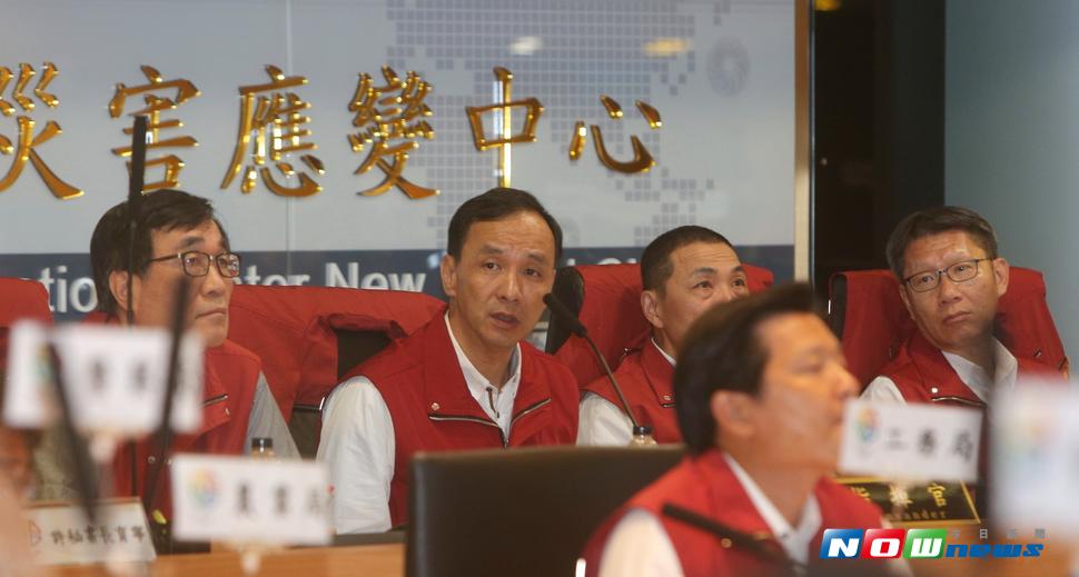 新北市長朱立倫強調，救援的機具及人力都必須準備齊全，包含橫移門的關閉時間及備災用沙包等防災設施，預防可能的災情。（圖／記者陳志仁攝，2017.07.28）