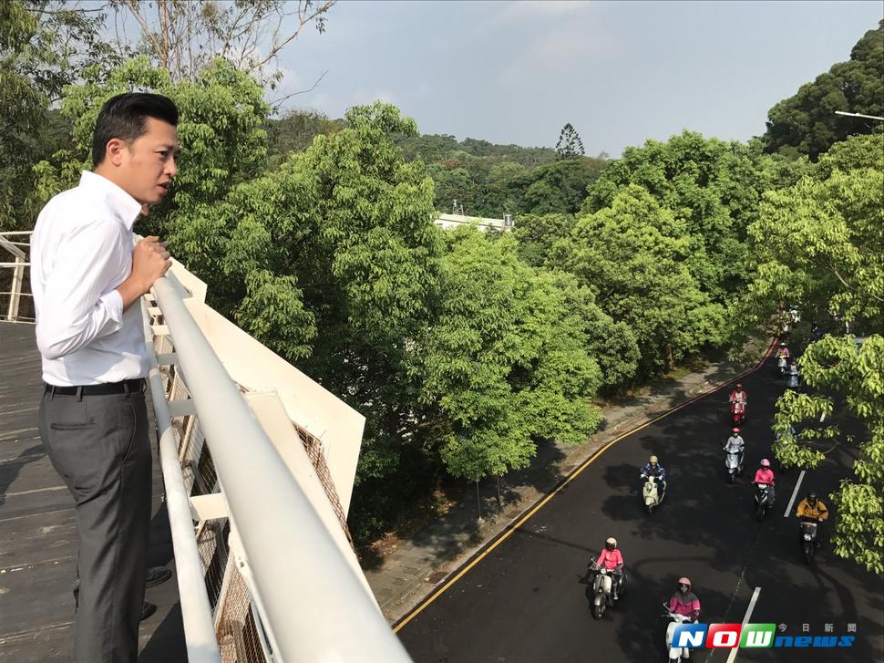 林智堅今日視察寶山路調播車道，強調多管齊下紓解園區交通。（圖／記者陳志偉攝，2017.07.28）