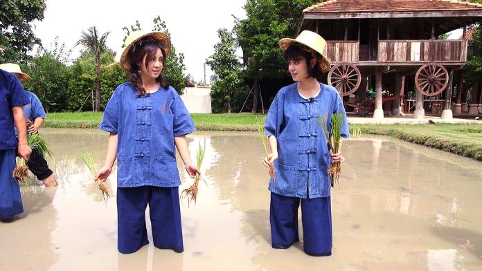 ▲大元（左）跟宇珊下田體驗農家生活。（圖／TVBS提供 , 2017.07.28）
