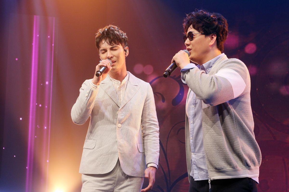 ▲陳勢安（左）與蕭煌奇飆唱〈沒那麼簡單〉。（圖／八大提供 , 2017.07.28）