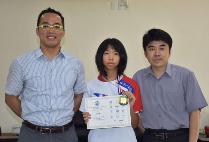 橫山國中7年級韓欣蓉參加世界數學邀請賽，獲得該年級組金牌。（圖／新竹縣政府提供 , 2017.07.28）