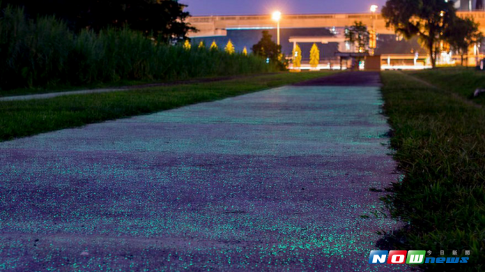 新加坡正在嘗試能在夜晚中發光的道路，以增加夜行的安全與能見度。（圖／翻攝自boredpanda）