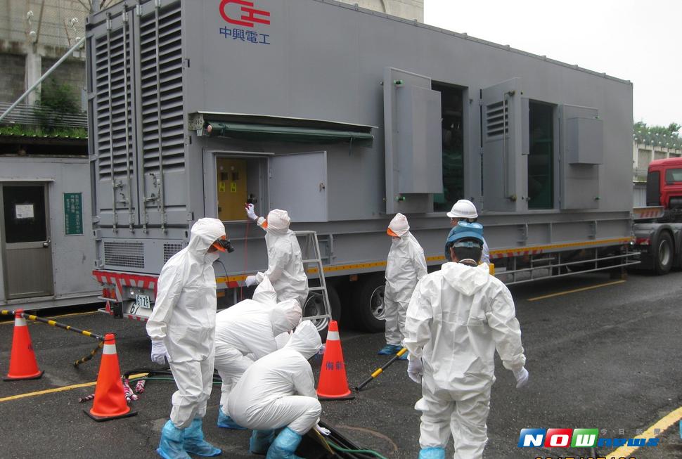 台電核三廠進行年度緊急計劃演習由廠內移動式電源車4點16仟伏特電廠員工引接作業演練。（圖／記者郭孟聰攝 , 2017.07.28）