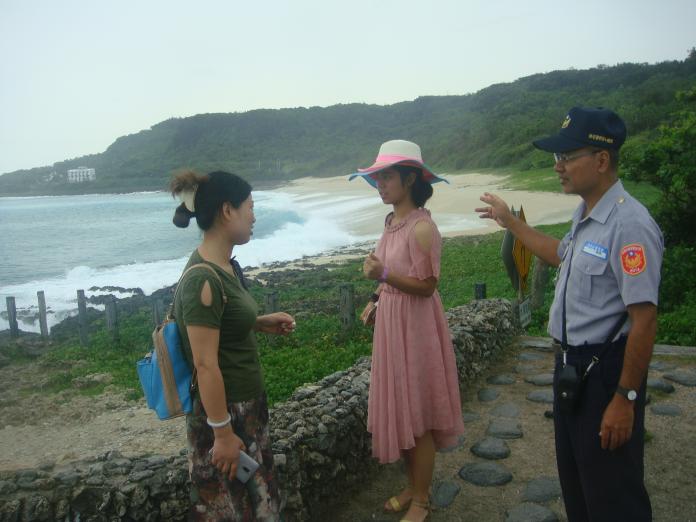 尼莎颱風直撲台灣　墾丁遊客望海觀浪
