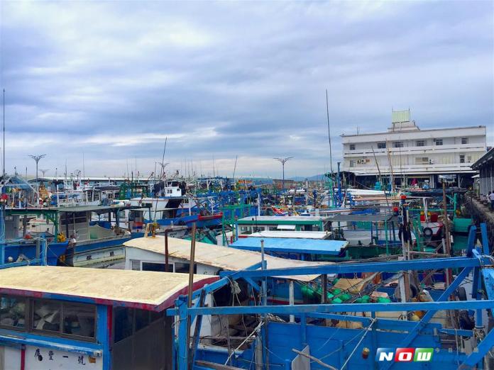 歷時一年首見的尼莎颱風正逐漸往台灣移動，台東的富岡漁港已將船隻緊繫，做好防颱的準備。（圖／地方中心攝，2017.07.28）