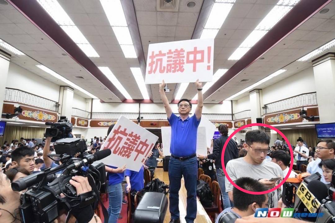 立法院審查前瞻基礎建設預算的聯席會上，發生中時電子報實習生向立委砸水球事件。圖右紅圈者。（圖／林柏年攝 , 2017.7.19）