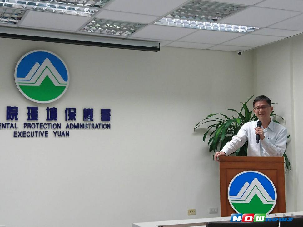 ▲環保署副署長詹順貴28日接受廣播節目專訪時再度強調，政府都是在尊重宗教信仰的前提下，鼓勵宮廟盡量減少燒香金，但絕對沒有要「滅香」（圖／記者邱紀維攝 , 2017.06.28）