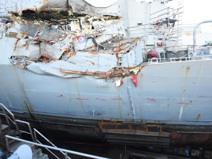 美國海軍驅逐艦費茲傑羅號（USS Fitzgerald, DDG-62）6月17日在日本外海與菲律賓籍貨櫃輪相撞，船身被撞出一個大洞。（圖／美國海軍 , 2017.7.28）