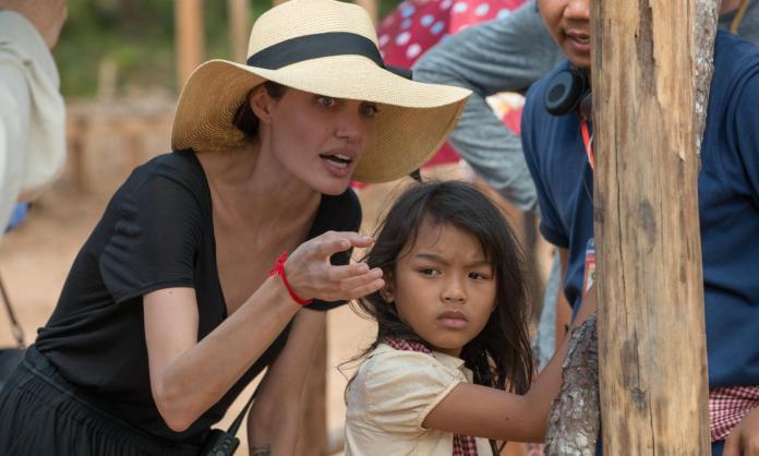 ▲安潔莉納裘莉（左）新片於柬埔寨進行選角，卻因自創人性測驗引起外界反彈。（圖／翻攝自IMDB , 2017.07.28）