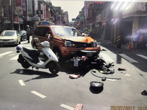 林男上午騎車載著懷孕的陳女行經板橋路口時違規闖紅燈，和另一台違規紅燈左轉的休旅車發生衝撞，造成2人受傷。（圖／社會中心翻攝）